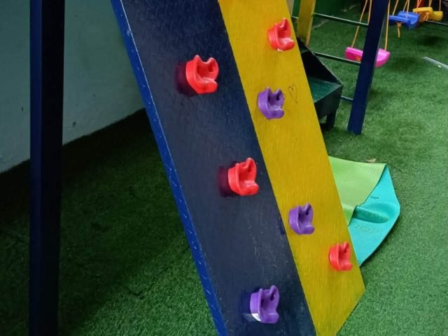 جدار التسلّق في ملعب الأطفال